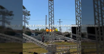 Montagem de estruturas metálicas para a 18ª Festa da Pamonha em Juscimeira, Mato Grosso, com o céu azul ao fundo. Crédito: Prefeitura de Juscimeira / Instagram