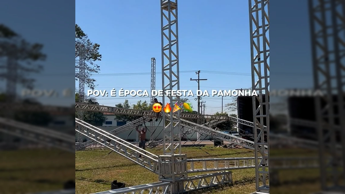 Montagem de estruturas metálicas para a 18ª Festa da Pamonha em Juscimeira, Mato Grosso, com o céu azul ao fundo. Crédito: Prefeitura de Juscimeira / Instagram