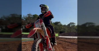 Piloto de moto cross em pista de terra com obstáculos em Lucas do Rio Verde. Crédito: vivalucasesportelazer / Instagram