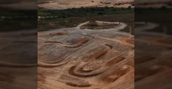 Imagem de pilotos em ação em pista de motocross, com paisagem da cidade de Matupá ao fundo. Créditos: Prefeitura Municipal de Matupá / Instagram