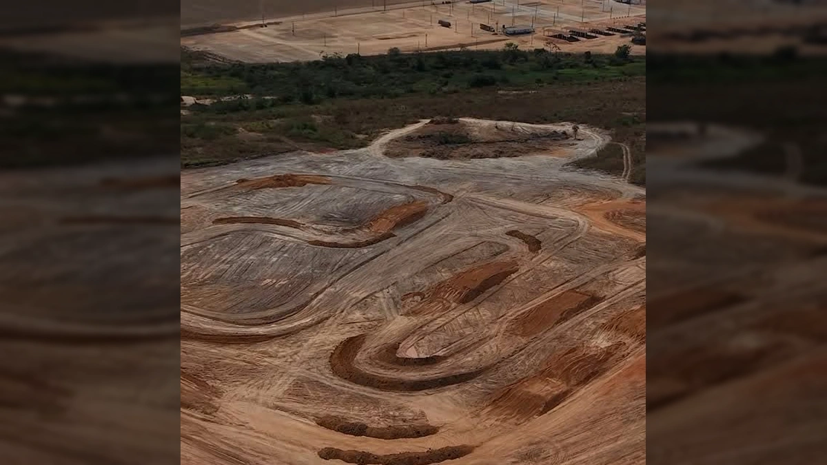 Imagem de pilotos em ação em pista de motocross, com paisagem da cidade de Matupá ao fundo. Créditos: Prefeitura Municipal de Matupá / Instagram