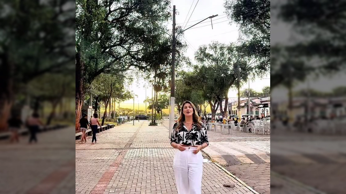 Kelly Paula Freitas, influenciadora digital, anuncia o FIP 2025 em Cáceres, Mato Grosso, sobre um fundo de pôr do sol no rio.