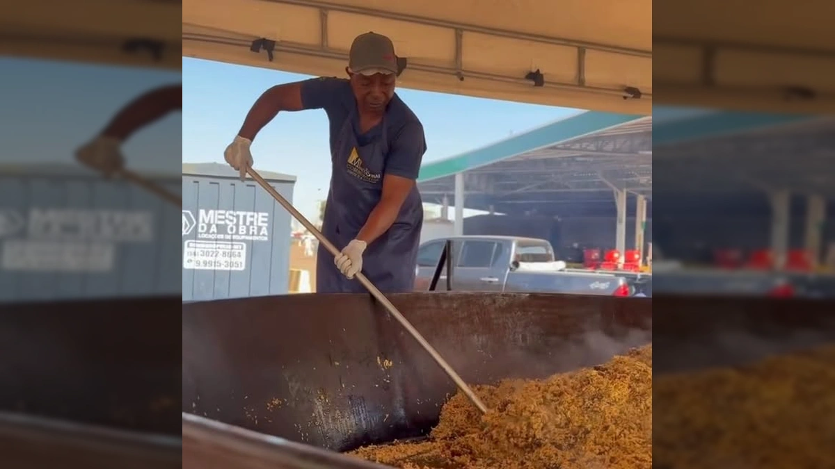Ana Castro no campo, com informações da 18ª Festa da Pamonha de Juscimeira ao fundo, anunciando o Panelão Portela e o Grupo A Resenha. Créditos: Prefeitura de Juscimeira.