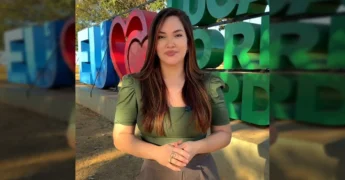 Apresentadora na frente de um letreiro 'Eu Amo Lucas do Rio Verde', anunciando o Cantarte 2025. Crédito: vivacultura.lrv / Instagram.