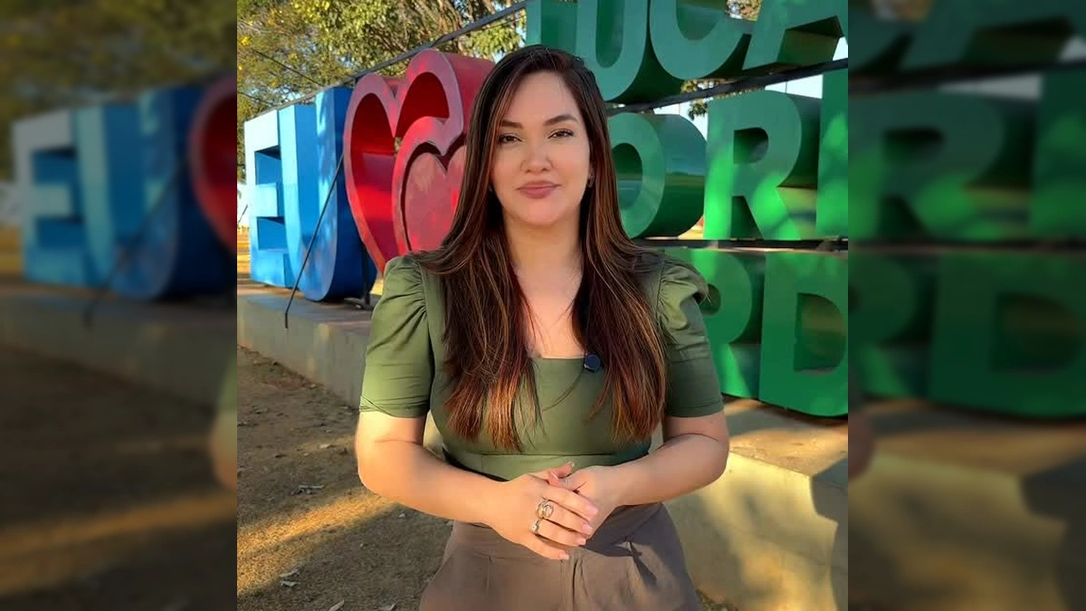 Apresentadora na frente de um letreiro 'Eu Amo Lucas do Rio Verde', anunciando o Cantarte 2025. Crédito: vivacultura.lrv / Instagram.