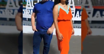 Mulher sorrindo apresentando o resumo da semana da prefeitura de Água Boa, Mato Grosso.