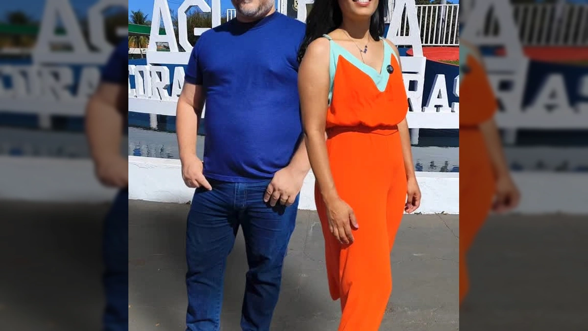 Mulher sorrindo apresentando o resumo da semana da prefeitura de Água Boa, Mato Grosso.