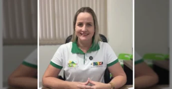 Imagem de uma mulher convidando para o 23º Fórum Municipal de Educação de Querência, MT. Créditos: Instagram semecquerencia.