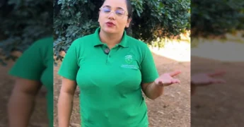 Karolinne Amiki, Reguladora da Secretaria de Saúde de Rosário Oeste, fala sobre a atualização de números de telefone para usuários do SUS. Crédito: Prefeitura de Rosário Oeste / Instagram.