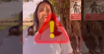 Uma mulher vestindo branco explica sobre descarte de lixo correto em Porto Alegre do Norte, com lixeiras de coleta seletiva ao fundo. Crédito: Instagram prefeituraportoalegredonorte