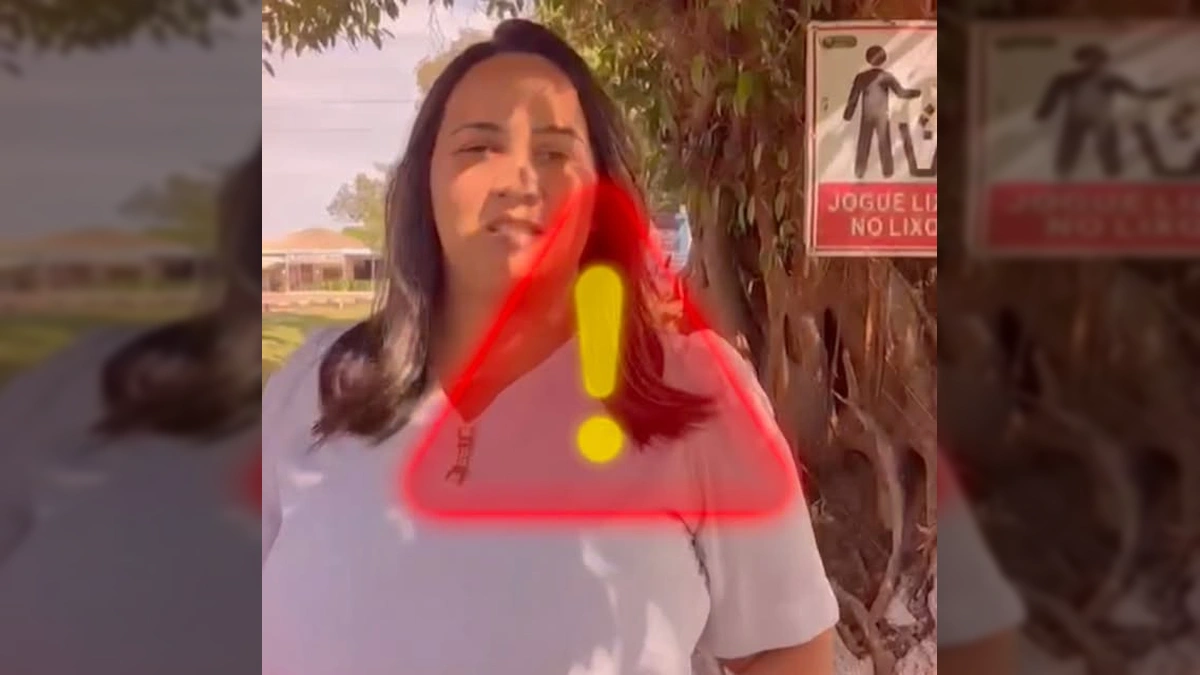 Uma mulher vestindo branco explica sobre descarte de lixo correto em Porto Alegre do Norte, com lixeiras de coleta seletiva ao fundo. Crédito: Instagram prefeituraportoalegredonorte