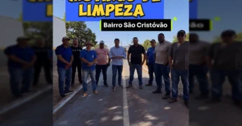 Trabalhadores da Sinfra e secretário durante anúncio de mutirão de limpeza em Primavera do Leste.