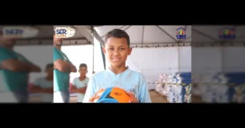 Primeira-Dama Virginia Mendes em Arenápolis durante o Mutirão SER Família, recebendo carinho de crianças. Crédito da Imagem: Prefeitura Municipal de Arenápolis / Instagram