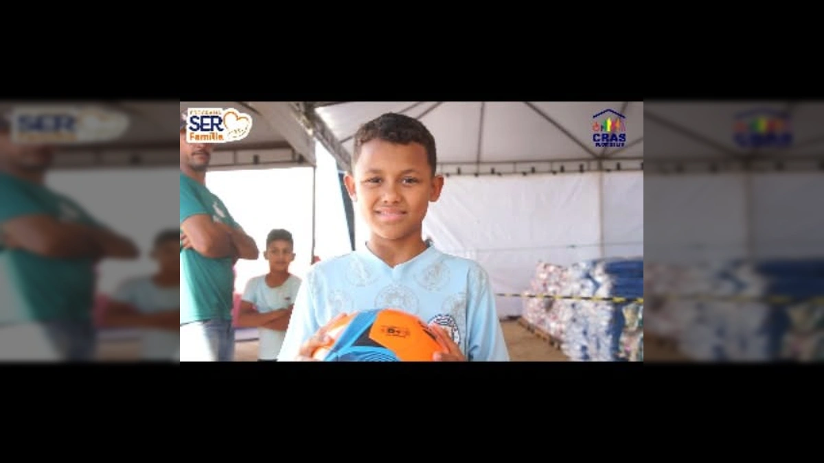 Primeira-Dama Virginia Mendes em Arenápolis durante o Mutirão SER Família, recebendo carinho de crianças. Crédito da Imagem: Prefeitura Municipal de Arenápolis / Instagram