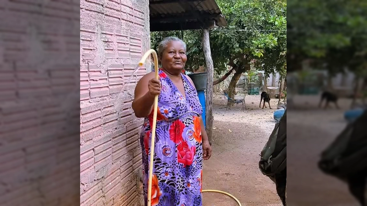 Mulher feliz molhando plantas com água da torneira no bairro Jardim Petrópolis, Nobres, fornecida pela Prefeitura de Nobres. Crédito: @prefeituradenobres