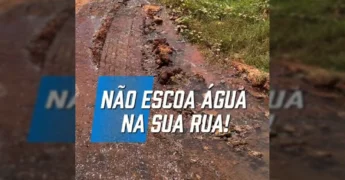 Prefeito e Secretário de Urbanismo de Nova Bandeirantes ao lado de água escoando na rua. Créditos: Prefeitura de Nova Bandeirantes / Instagram
