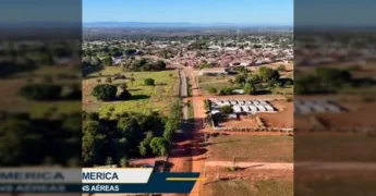 Vista aérea da nova estrada sendo construída em Barra do Bugres, com asfalto e ciclovia, ligando a cidade à Usina Barralcool e ao Distrito Industrial. Créditos: Prefeitura de Barra do Bugres / Instagram.