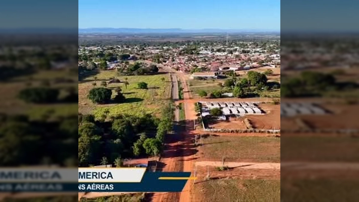 Vista aérea da nova estrada sendo construída em Barra do Bugres, com asfalto e ciclovia, ligando a cidade à Usina Barralcool e ao Distrito Industrial. Créditos: Prefeitura de Barra do Bugres / Instagram.
