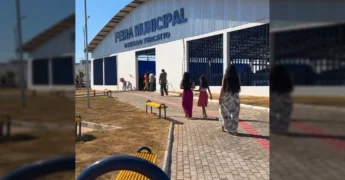 Imagens da Nova Feira Municipal Osvaldo Turcato em Matupá, exibindo a infraestrutura e o movimento. Créditos: Prefeitura Municipal de Matupá / Instagram