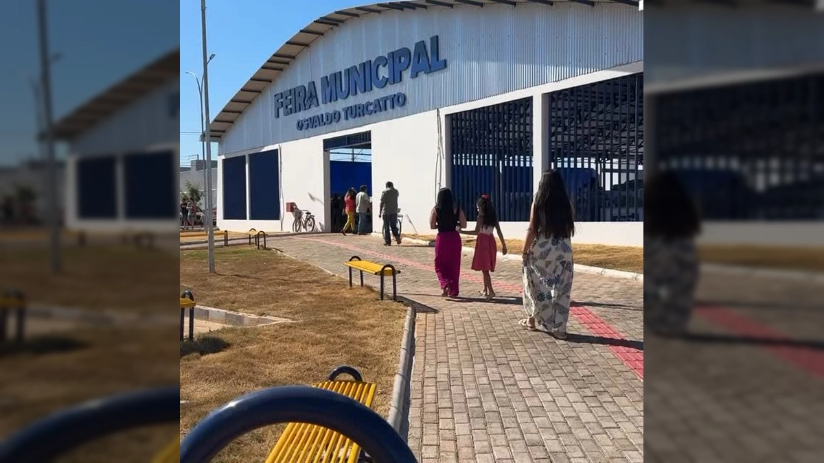 Imagens da Nova Feira Municipal Osvaldo Turcato em Matupá, exibindo a infraestrutura e o movimento. Créditos: Prefeitura Municipal de Matupá / Instagram