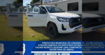 Picape Toyota Hilux branca em frente à prefeitura de Juruena, MT, com prefeito e vereadores. Créditos: Prefeitura de Juruena / Instagram