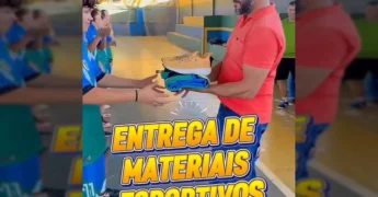 Atletas femininas de handebol de Nova Lacerda recebendo kits esportivos completos, incluindo agasalhos, uniformes e tênis, em quadra. Créditos: prefeituranovalacerda / Instagram