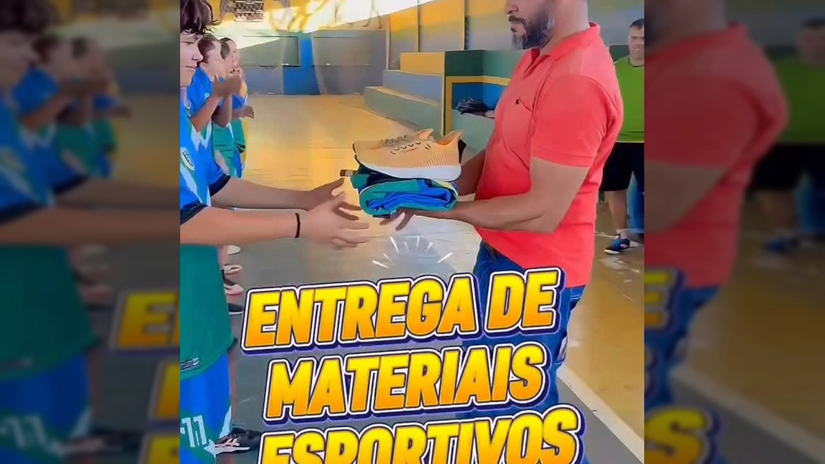 Atletas femininas de handebol de Nova Lacerda recebendo kits esportivos completos, incluindo agasalhos, uniformes e tênis, em quadra. Créditos: prefeituranovalacerda / Instagram
