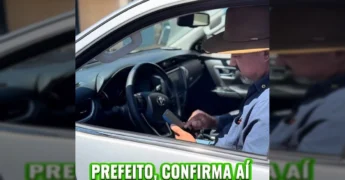 Imagem do prefeito de Nova Lacerda confirmando o pagamento dos salários de julho aos servidores, segurando um celular. Créditos: Prefeitura de Nova Lacerda / Instagram.