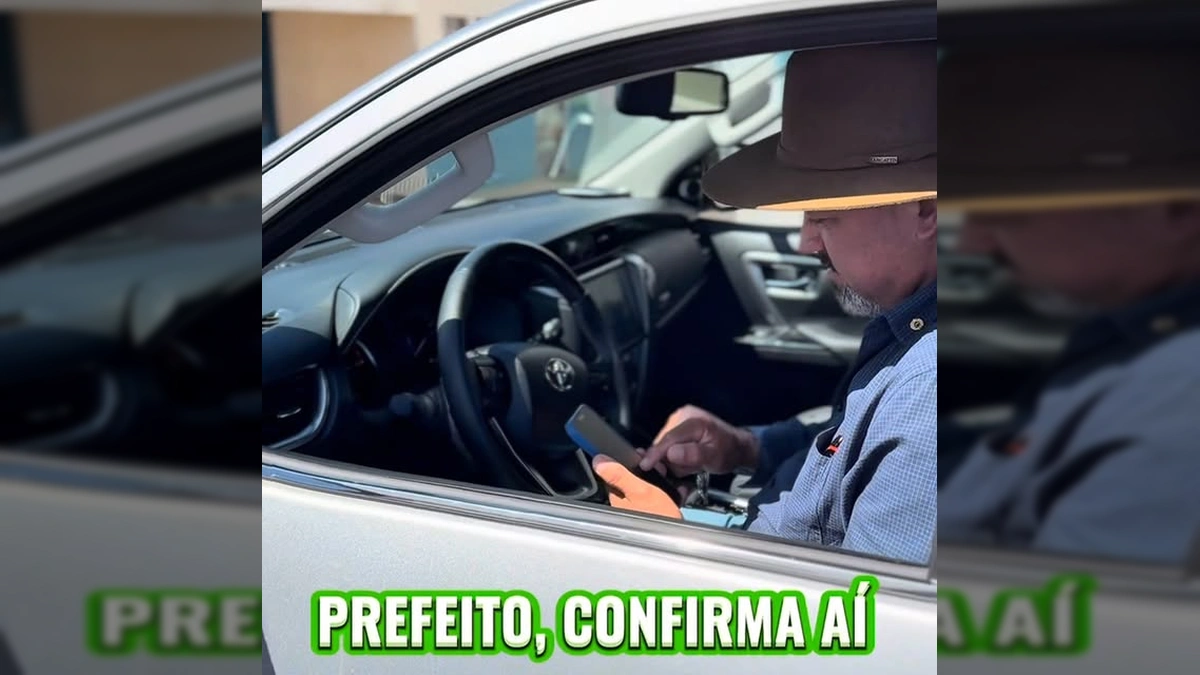 Imagem do prefeito de Nova Lacerda confirmando o pagamento dos salários de julho aos servidores, segurando um celular. Créditos: Prefeitura de Nova Lacerda / Instagram.