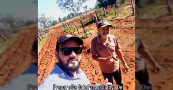 Homem em campo arado, com trator ao fundo, para o cultivo de merenda escolar em Nova Lacerda. Créditos: sec_agricultura_nl / Instagram