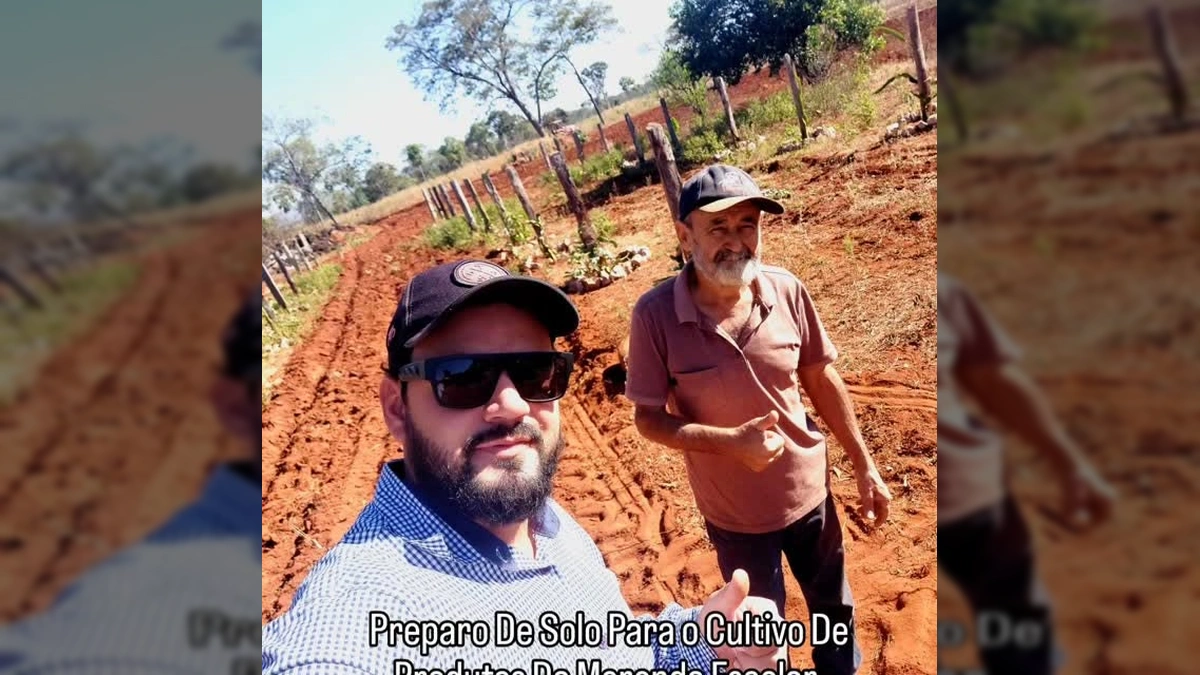 Homem em campo arado, com trator ao fundo, para o cultivo de merenda escolar em Nova Lacerda. Créditos: sec_agricultura_nl / Instagram