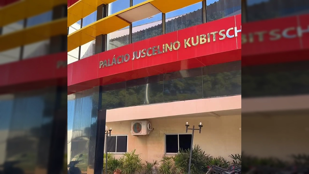 Banners informativos com QR Code para a Ouvidoria Municipal via WhatsApp instalados em diversos órgãos públicos de Gaúcha do Norte, Mato Grosso / Instagram prefeituradegauchadonorte