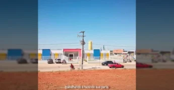 Vista aérea de uma nova escola construída em Nova Ubiratã, com áreas de lazer coloridas e bem cuidadas, refletindo os investimentos em educação pela prefeitura de Nova Ubiratã.