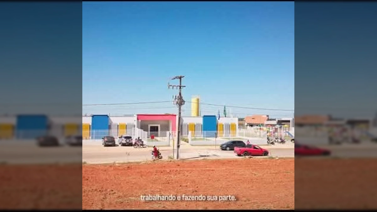 Vista aérea de uma nova escola construída em Nova Ubiratã, com áreas de lazer coloridas e bem cuidadas, refletindo os investimentos em educação pela prefeitura de Nova Ubiratã.