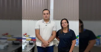 Aparelho Finecare Wondfo branco com tela digital em bancada, usado para diagnóstico de problemas cardíacos no Hospital Comunitário de Luciara. Créditos: Secretaria Municipal de Saúde de Luciara / Instagram.