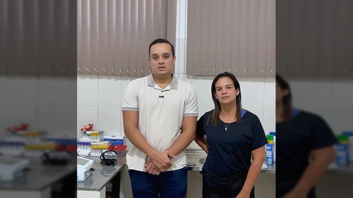 Aparelho Finecare Wondfo branco com tela digital em bancada, usado para diagnóstico de problemas cardíacos no Hospital Comunitário de Luciara. Créditos: Secretaria Municipal de Saúde de Luciara / Instagram.