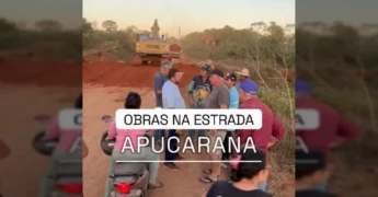 Homem de camisa azul clara supervisionando obras em estrada de terra vermelha, com escavadeira ao fundo. Créditos: Prefeitura de Nova Bandeirantes / Instagram.