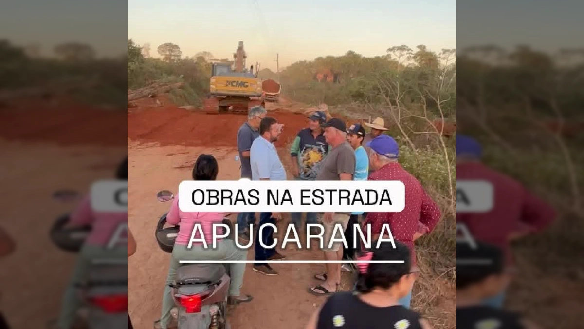 Homem de camisa azul clara supervisionando obras em estrada de terra vermelha, com escavadeira ao fundo. Créditos: Prefeitura de Nova Bandeirantes / Instagram.