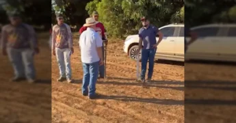 Máquinas pesadas trabalhando na terraplanagem da MT-550 em Porto Alegre do Norte, com um homem de chapéu branco e óculos escuros em primeiro plano. Créditos: Carlos Tomazetto / Instagram