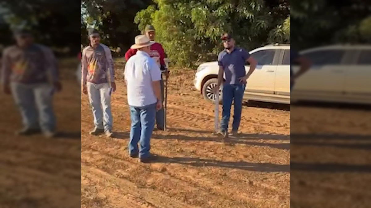 Máquinas pesadas trabalhando na terraplanagem da MT-550 em Porto Alegre do Norte, com um homem de chapéu branco e óculos escuros em primeiro plano. Créditos: Carlos Tomazetto / Instagram
