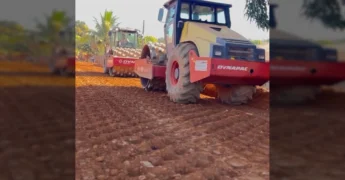Maquinário pesado em ação nas obras de infraestrutura em Juína. Crédito: Prefeitura de Juína / Instagram.