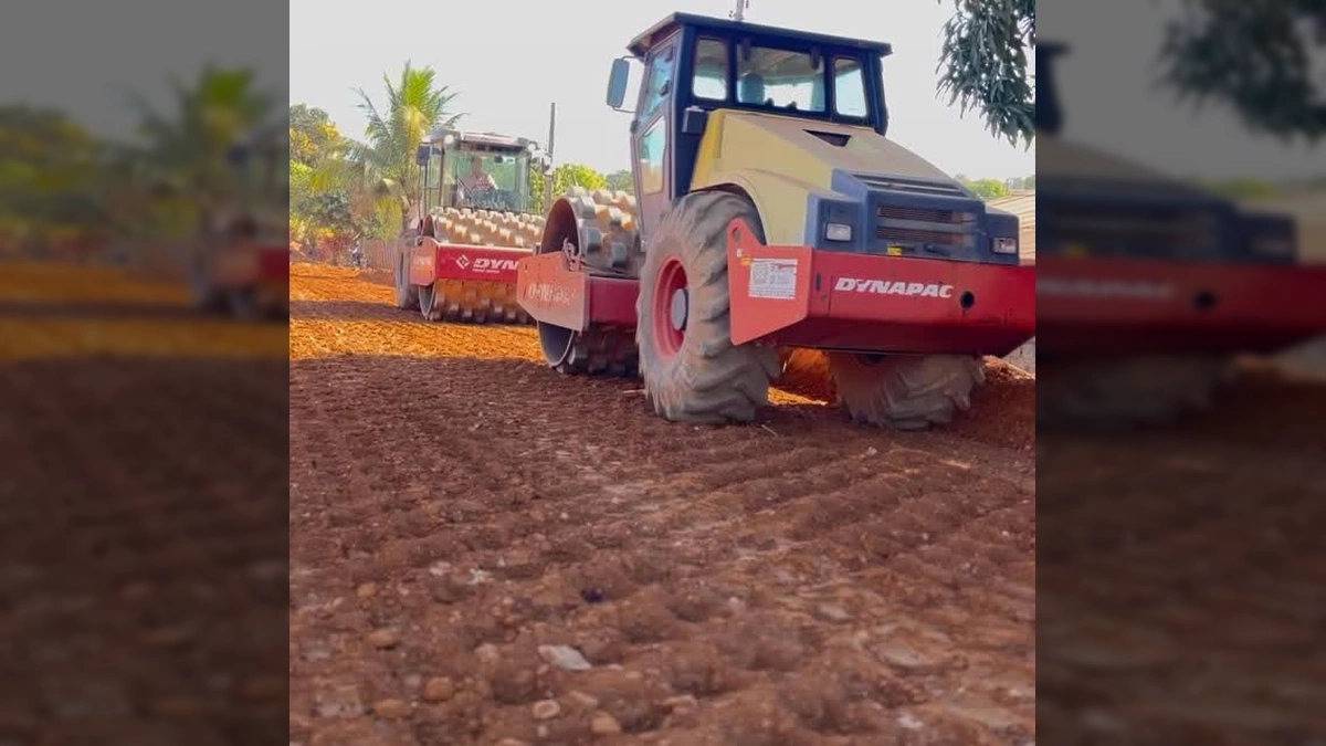 Maquinário pesado em ação nas obras de infraestrutura em Juína. Crédito: Prefeitura de Juína / Instagram.
