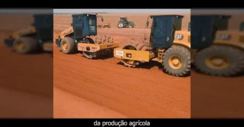Rodovia QR-387 em obras de pavimentação com máquinas pesadas e caminhões. Créditos: prefeituradequerencia / Instagram