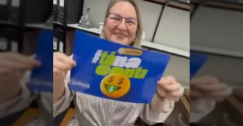 Servidores de Denise celebrando o pagamento de salários. Crédito: Prefeitura Municipal de Denise / Instagram.