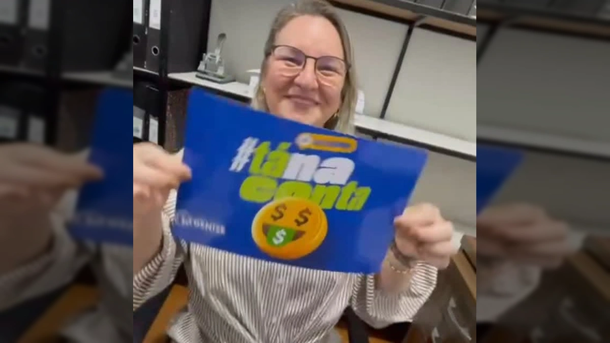Servidores de Denise celebrando o pagamento de salários. Crédito: Prefeitura Municipal de Denise / Instagram.