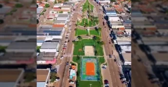 Vista aérea do Palácio do Araguaia, sede do Governo Municipal de Vila Rica, Mato Grosso, com bandeiras e paisagismo / Instagram @governodevilaricaoficial