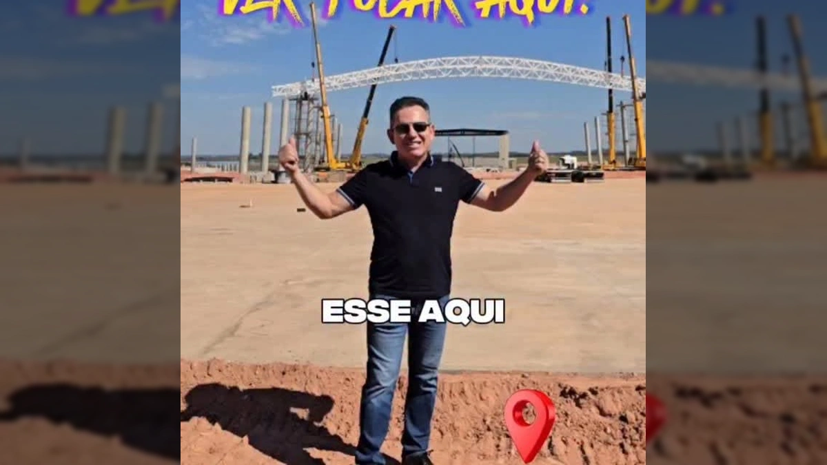 Mauro Mendes em frente à construção do Parque Novo Mato Grosso, futuro maior espaço de shows do Brasil em Cuiabá. Créditos: Mauro Mendes Oficial / Instagram.