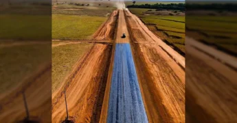 Máquinas em operação na Rodovia Alfredo Tomasi durante a pavimentação em Tapurah. Créditos: Prefeitura de Tapurah / Instagram