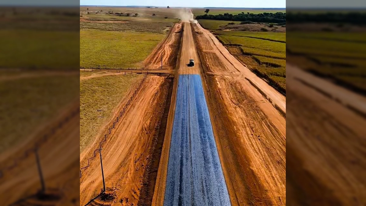 Máquinas em operação na Rodovia Alfredo Tomasi durante a pavimentação em Tapurah. Créditos: Prefeitura de Tapurah / Instagram