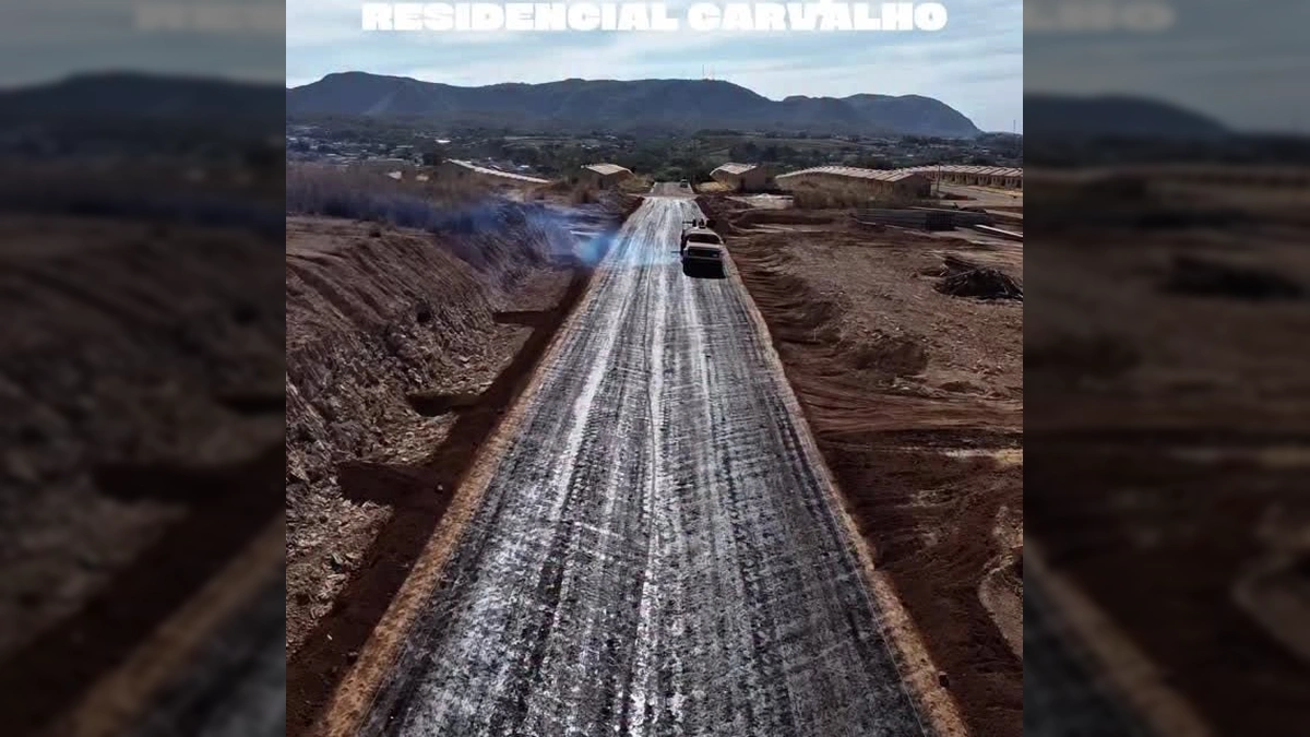 Imagem aérea de máquina aplicando asfalto em rua no Residencial Carvalho, Barra do Garças. Crédito: Prefeitura de Barra do Garças / Instagram.
